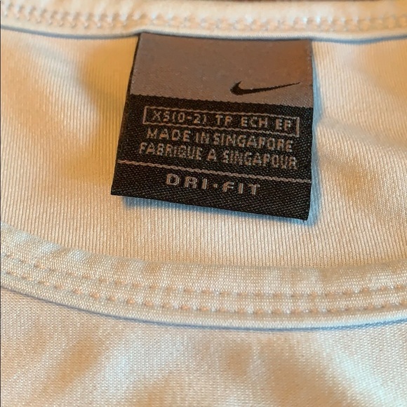 Bundle of Nike workout tops - Picture 7 of 8